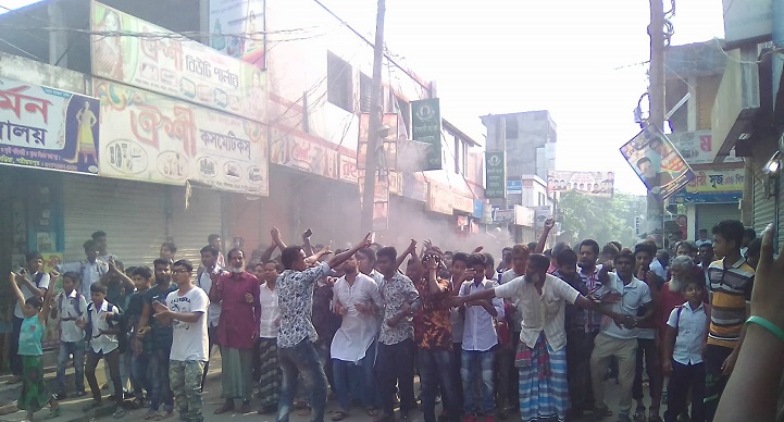 শরীয়তপুর-পদ্মা-পাড়-Morning blockade to save the shield of Shariatpur Padma Para-oporadh-aporadh